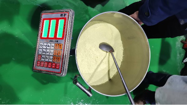 刮板結(jié)晶蒸發(fā)器處理催化劑漿料，獲取含水率低于10%的固態(tài)粉末狀結(jié)晶鹽